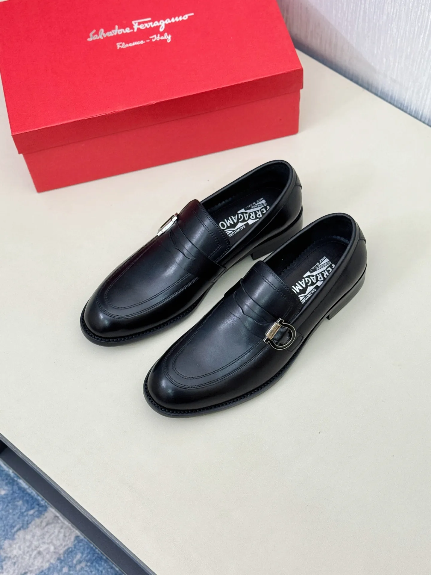 [Ferragamo] P: 560💰 Number of yards: 38~44 (45 orders are non-returnable) Ferragam's new men's formal leather shoes, the fabric is made of imported cowhide, with visible texture, heavy-duty stitching, dyed calfskin inside, standard logo cowhide feet, big-name experience, soft and comfortable on the feet, a men's favorite, special non-slip and wear-resistant rubber soles, easy to handle various occasions, with original box packaging!